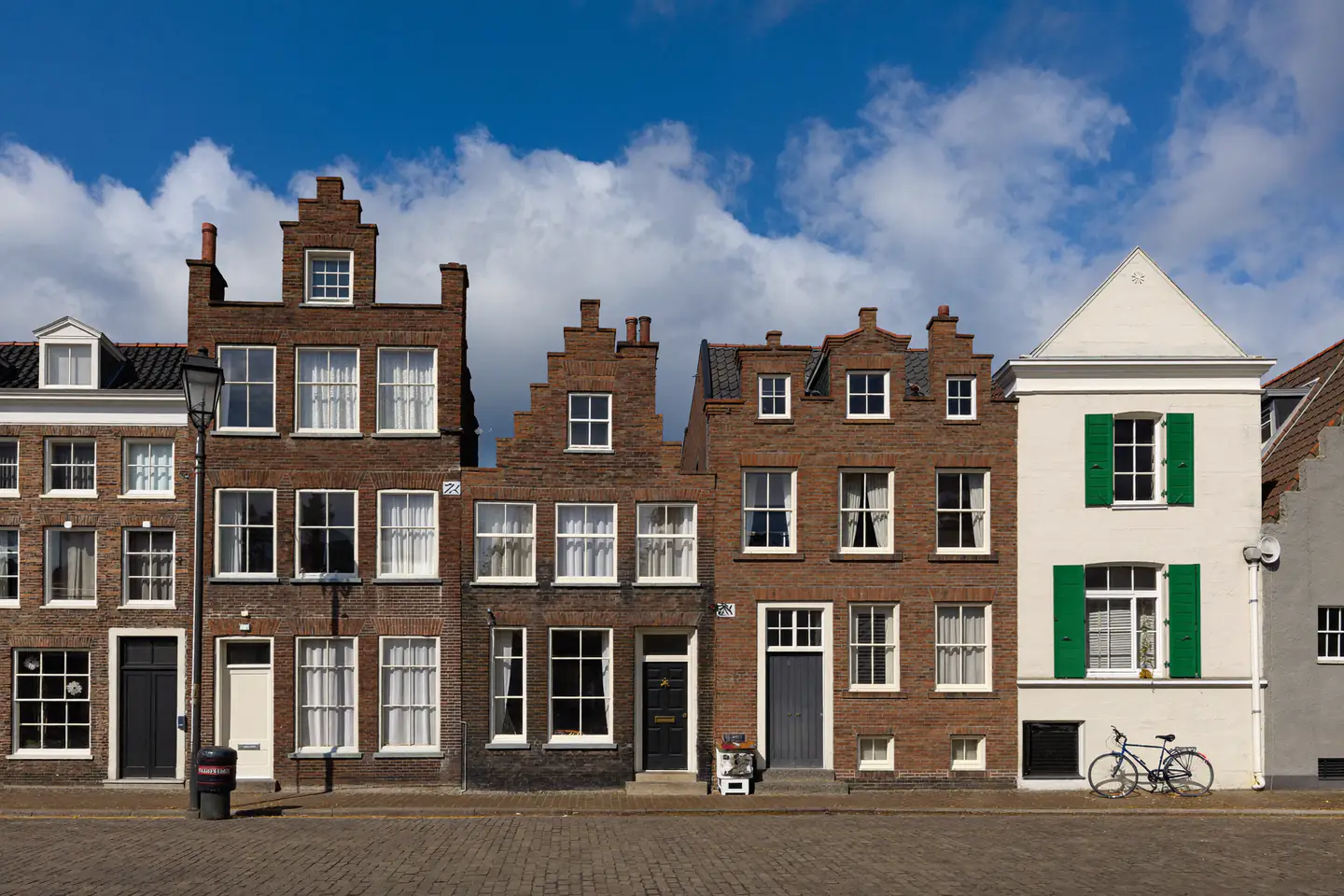 Straat in een historische Zeeuwse stad met gereinigde en opnieuw gevoegde bakstenen koopmanshuizen